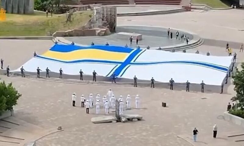 У Києві до свята Військово-морських сил розстелили найбільше знамено ВМС. ВІДЕО