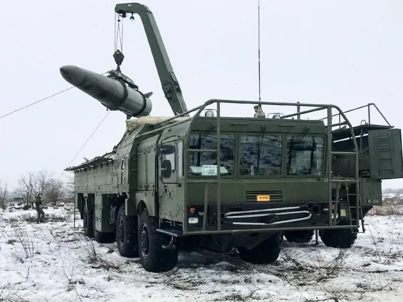 Завантаження ракети на транспортно-заряджаючу машину комплексу \