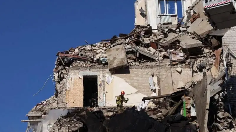 Рятувальник на руїнах будинку в Києві