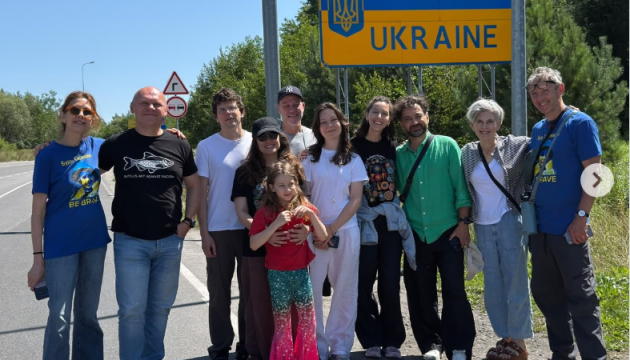 Американський актор Джессі Айзенберг приїхав до України з гуманітарною місією.