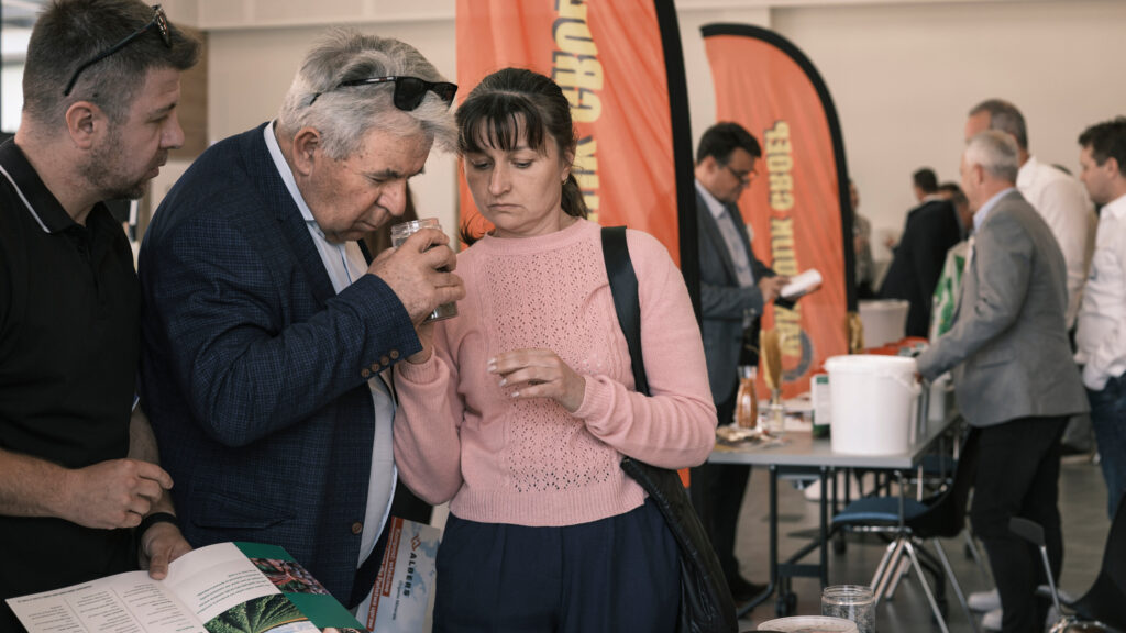 Для більшості це запах гною, але для них — аромат грошей.