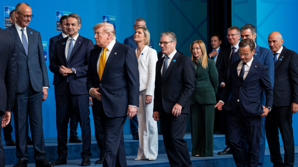 На саміті НАТО Трамп влаштовує виставу, тоді як Європа займається справами.