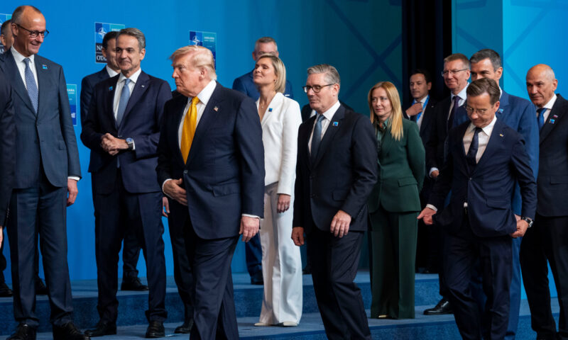 На саміті НАТО Трамп влаштовує виставу, тоді як Європа займається справами.