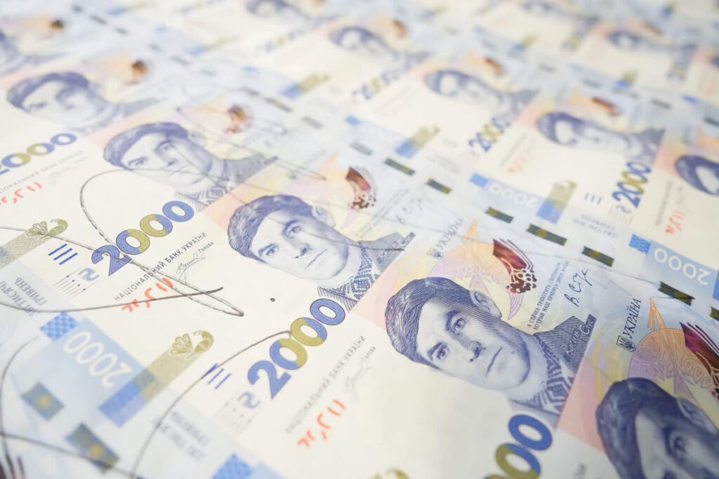 Нацбанк змінить напис на 2000-гривневій банкноті через схожість із російським шрифтом
