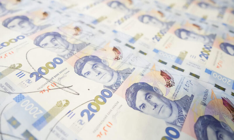 Нацбанк змінить напис на 2000-гривневій банкноті через схожість із російським шрифтом