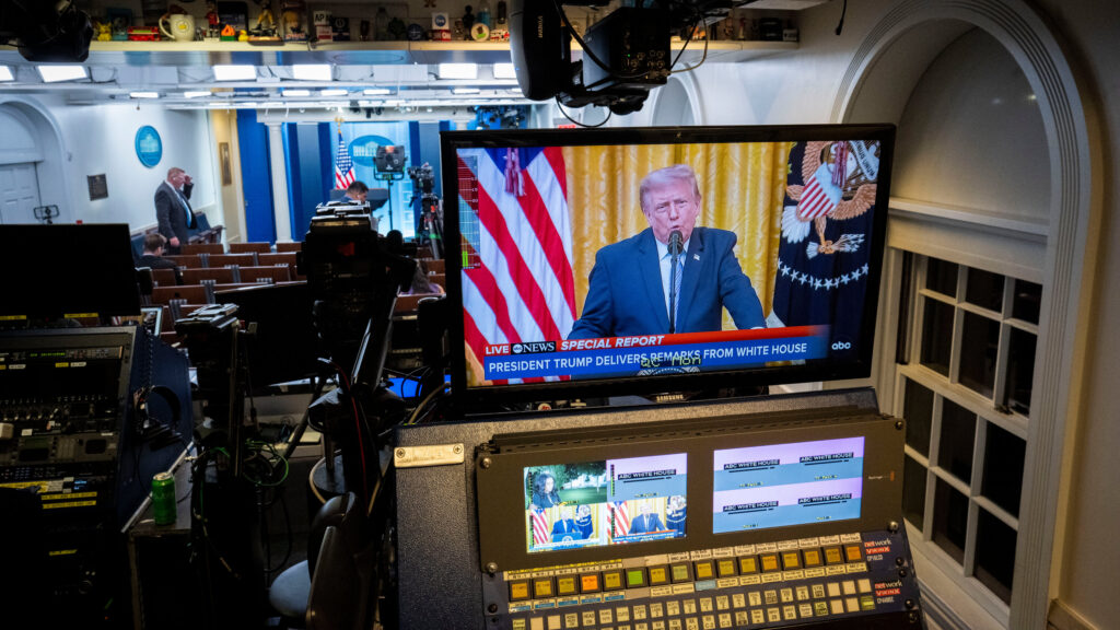 Пекін відкидає звинувачення Трампа у втручанні, але уникає конфлікту