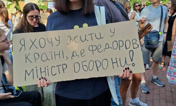 Попередження проти культів особистості: потрібен лідер чи справедливий устрій?