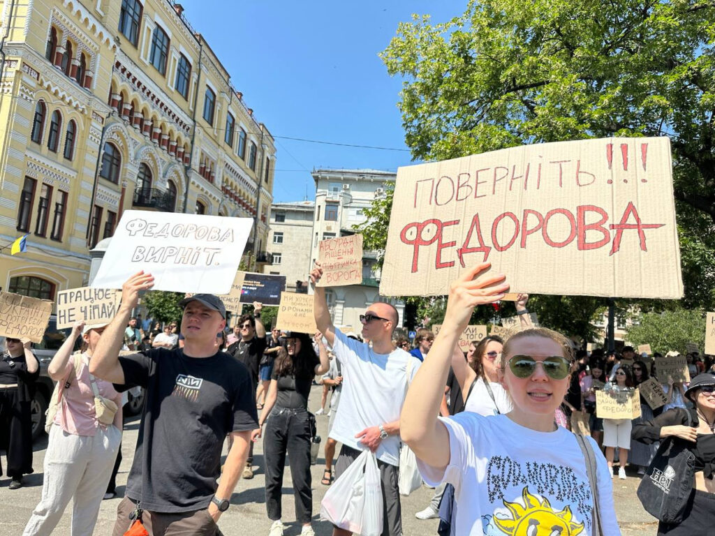 Стерненко заявив про заборону військовим брати участь у протестах і говорити з медіа, у ЗСУ це спростували.