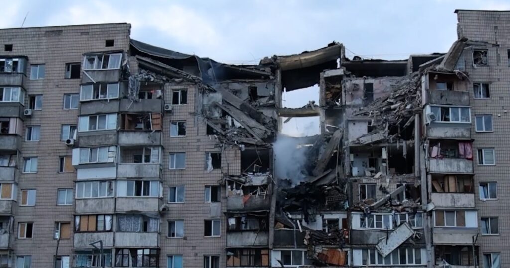 У ДСНС повідомили про закінчення рятувальних операцій після ракетного удару РФ у Києві