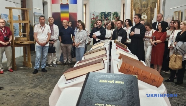 У Дубенському замку відкрили мандрівну експозицію «Острозький скарб 1581»