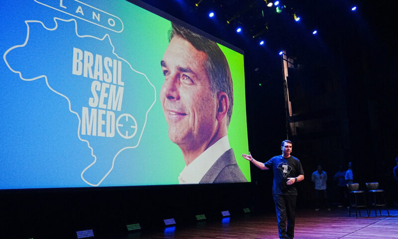 Una película exalta a Jair Bolsonaro mientras su hijo enfrenta consecuencias políticas.