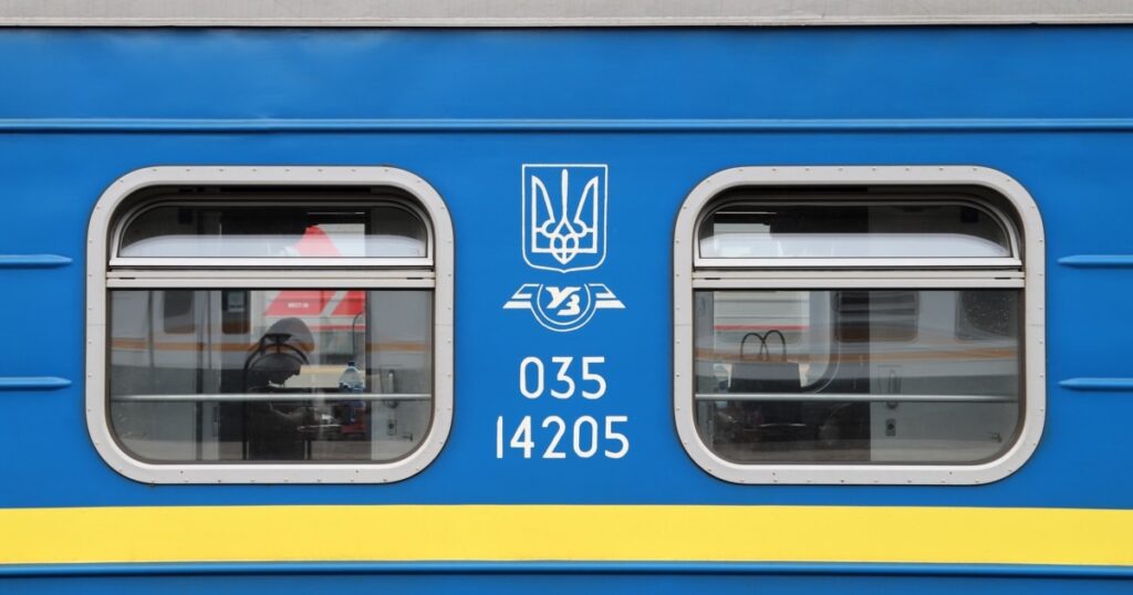 «УЗ»: на Київщині з метою безпеки обмежили курсування поїздів через ракетний удар РФ