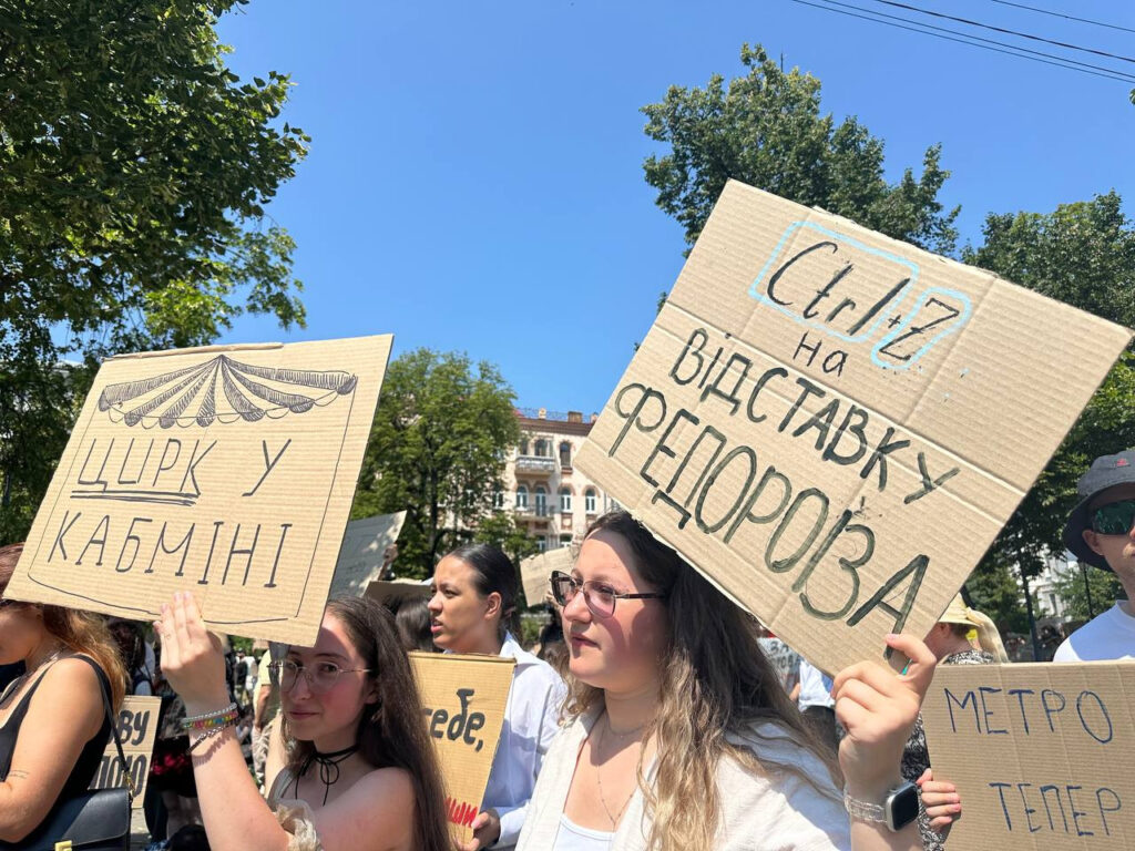 В Україні запустили віртуальну виставку «Голоси з площі. Картонки»