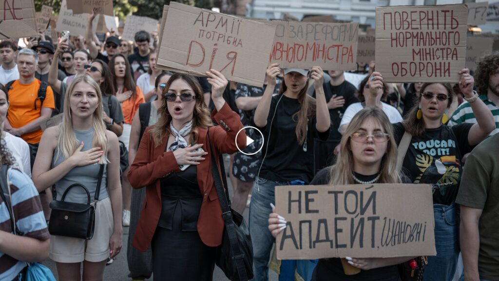 Відео: Акції протесту проти звільнення міністра оборони Зеленським