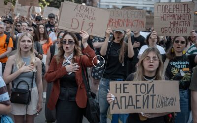 Відео: Акції протесту проти звільнення міністра оборони Зеленським