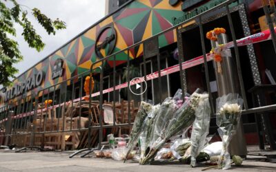 Відео: Родини забирають тіла загиблих після пожежі в барі Бангкока