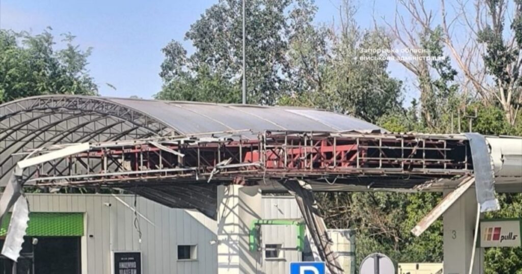 Війна в Україні: в Запоріжжі внаслідок удару російського безпілотника по автозаправці загинула людина, є поранені.