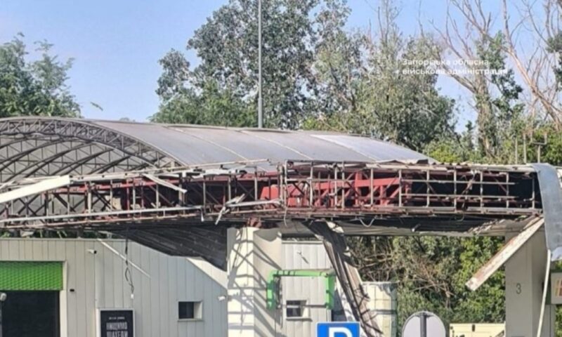 Війна в Україні: в Запоріжжі внаслідок удару російського безпілотника по автозаправці загинула людина, є поранені.