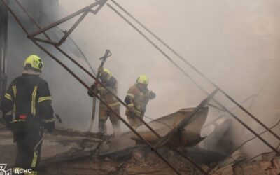 Вночі російські сили завдали ракетного удару по Києву, рятувальники повідомляють про 10 поранених.