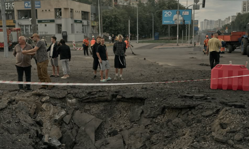 Росія в третій раз за тиждень обстріляла Київ, у Дарницькому районі на дорозі з’явилася яма.