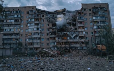 За схожим сценарієм путінської армії. Москва знову обстріляла Київ. 9 жертв. Рятувальники розшукують людей під уламками.