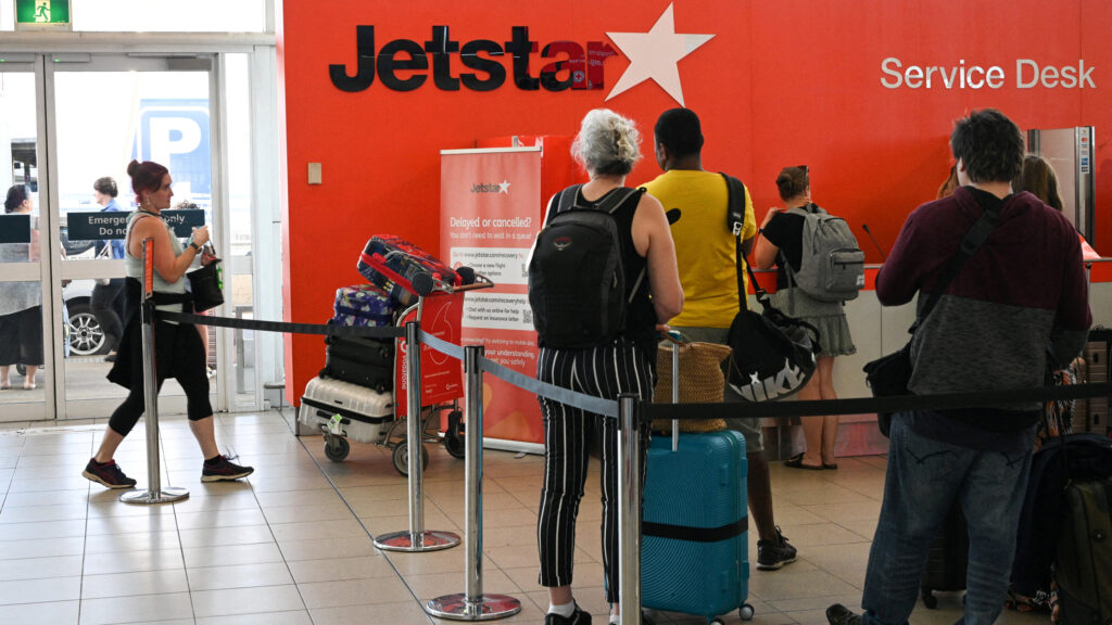 Дешевий авіаперевізник Jetstar почне стягувати плату за користування верхніми багажними відсіками