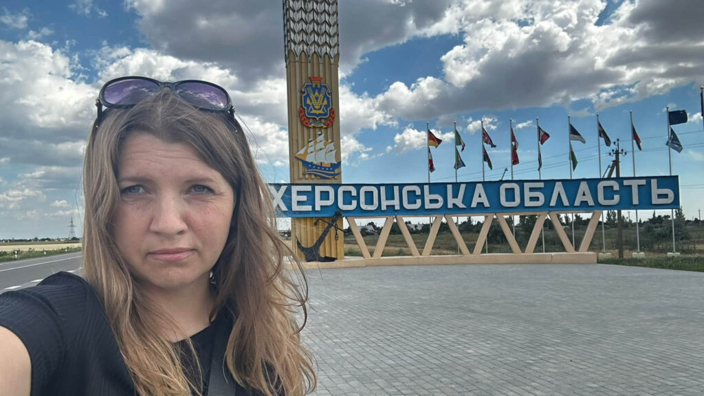 Кореспондентка Олена Гнітецька отримала поранення в результаті удару російського безпілотника в Херсоні.
