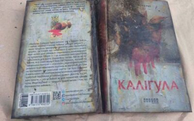 На BestsellerFest у Львові показали пошкоджені вогнем книги з харківського складу, зруйнованого ракетним ударом РФ