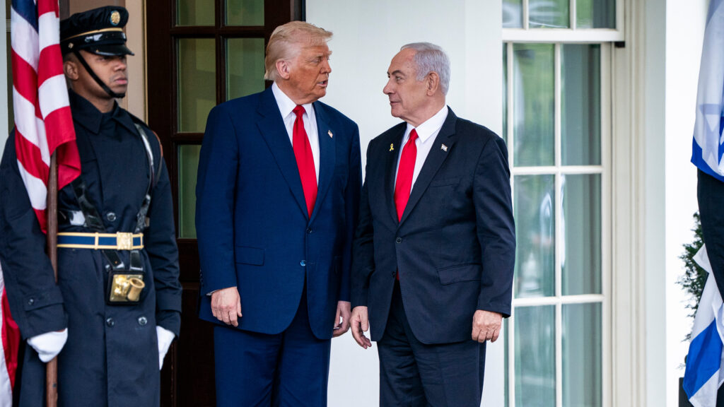 Нетаньягу балансирует на грани из-за сделки Трампа по разоружению Газзы.