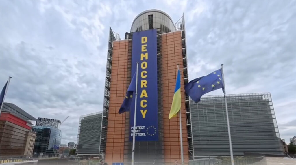 Поруч із Єврокомісією в Брюсселі встановили прапор України.