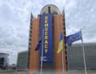 Поруч із Єврокомісією в Брюсселі встановили прапор України.