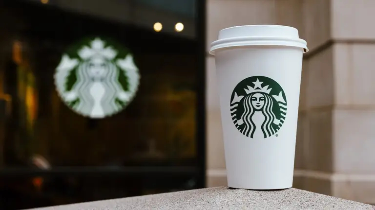 Правоохоронці провели обшук офісу Starbucks у Південній Кореї через скандал із рекламою.