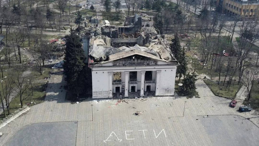 Росія створила агітаційний фільм про драматичний театр у Маріуполі