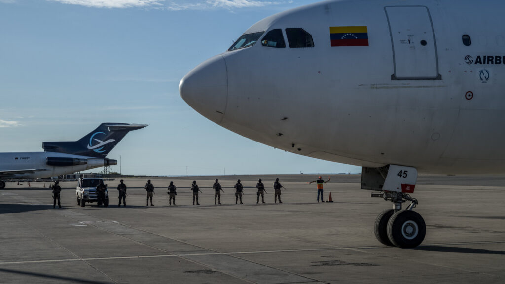 США вперше після землетрусів відправили літак із депортованими до Венесуели