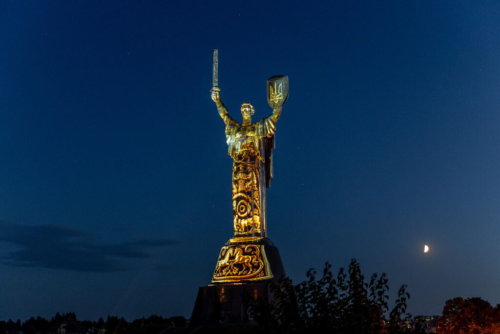 «Світло історії»: на монументі «Батьківщина-Мати» презентували артінсталяцію до Дня Незалежності