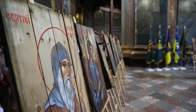 У Львові презентували експозицію «Святі образи на коробках від снарядів» на честь загиблих оборонців.