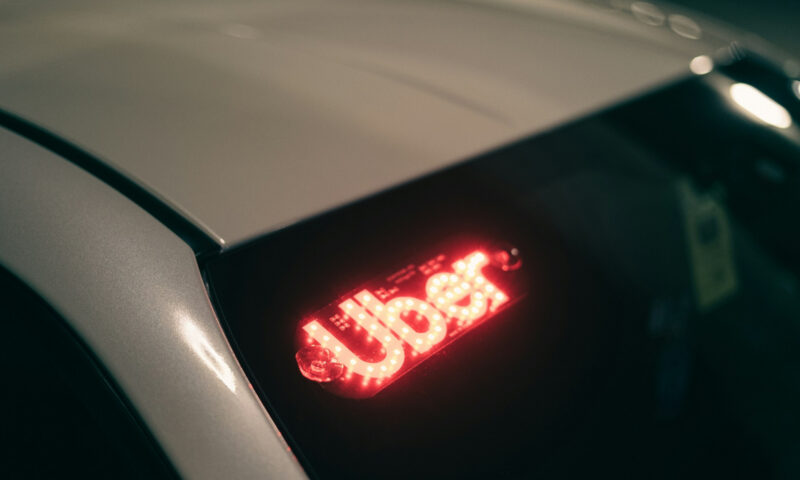 Uber надасть батькам можливість контролювати дітей через камери смартфонів водіїв
