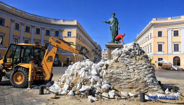 В Одесі провели огляд пам’ятника Дюку після зняття консервації.