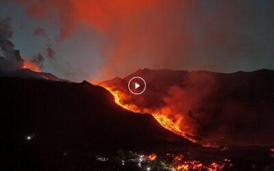 Відео: Виверження вулкана Етна залишає туристів у Сицилії заблокованими