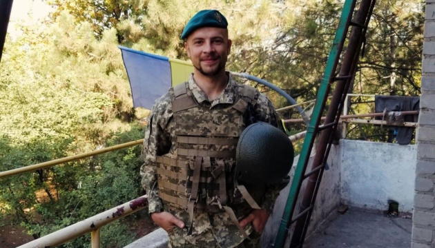 Воїн Маріуполя опублікує поетичну збірку, створену курячою кісткою під час ув’язнення на роботі.