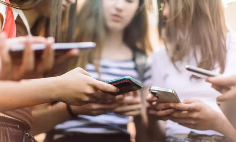 Як убезпечити дітей від кібербулінгу та небажаного контенту: поради для батьків від Viber і «Дія.Освіта»