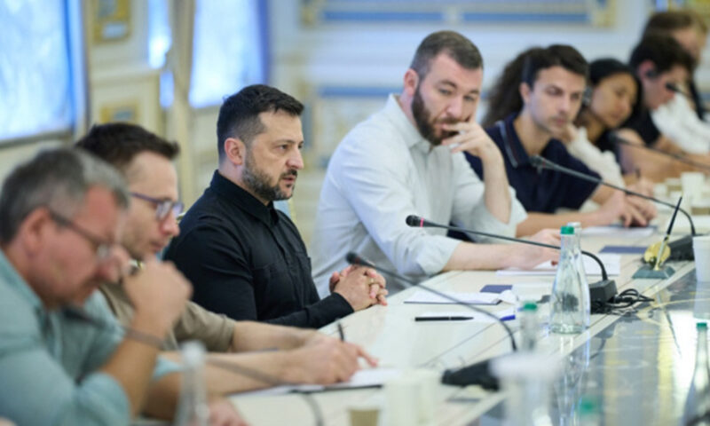 Зеленський про вибори, суперечку між Федоровим і Сирським та призначення нового посла в США: ключові теми розмови з журналістами