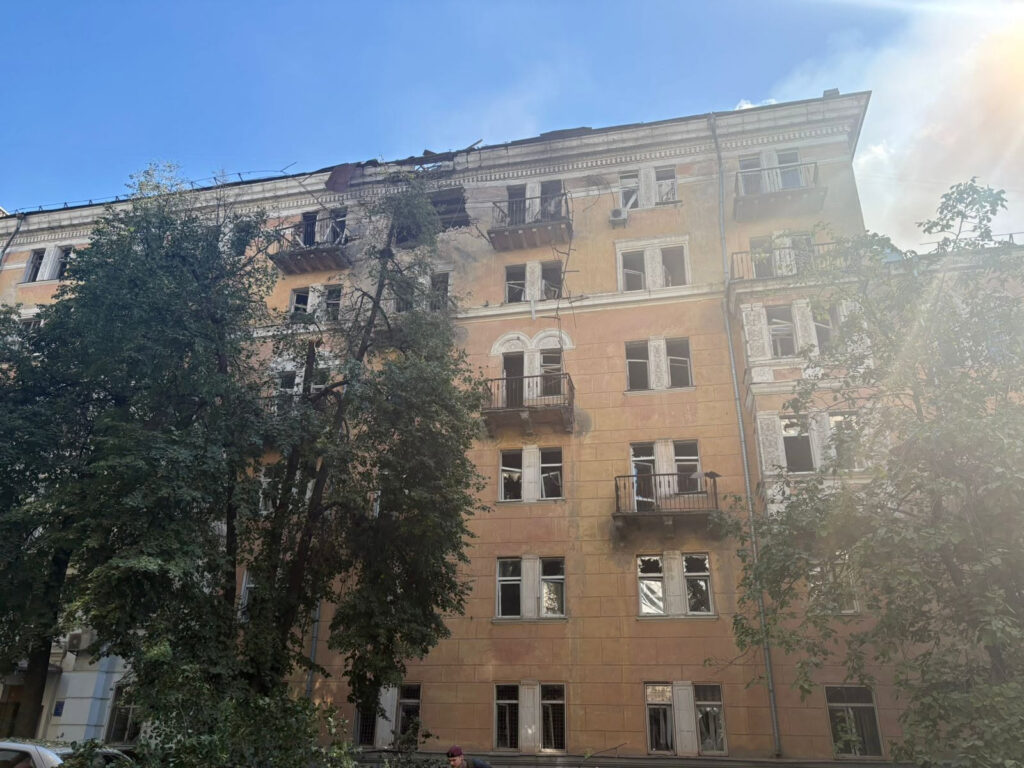 Російський безпілотник обстріляв Київський національний університет харчових технологій.