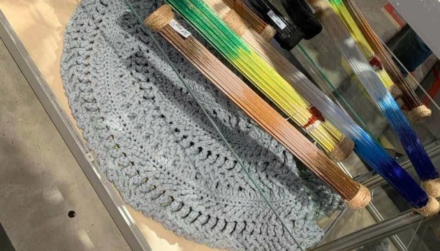 У Франківську виготовляють музичні інструменти з борщівника, щоб підтримати ЗСУ фінансово.